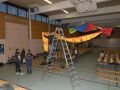 02 TBG Kinderjahresfeier Dekoration wird in der Halle der Raichberg Realschule aufgeh  ngt