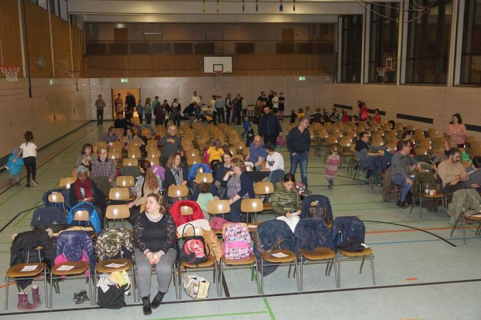 01 TBG Kinderjahresfeier Gaeste in der Halle der Raichberg Realschule